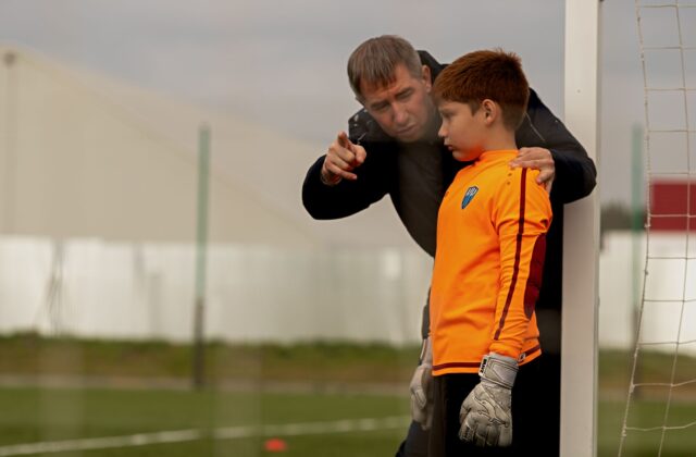 Menina de 5 anos supera câncer e realiza sonho de conhecer Abel Ferreira
