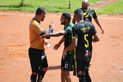 Angileri é expulso por acúmulo de amarelos e desfalca Corinthians contra o Athletico-PR