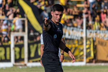 Torcida do Vitória protesta contra arbitragem após duplo cartão vermelho contra o Palmeiras 4 Torcida do Vitória protesta contra arbitragem após duplo cartão vermelho contra o Palmeiras