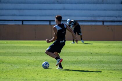 Estadão destaca Palmeiras como exceção em meio à crise técnica do futebol brasileiro