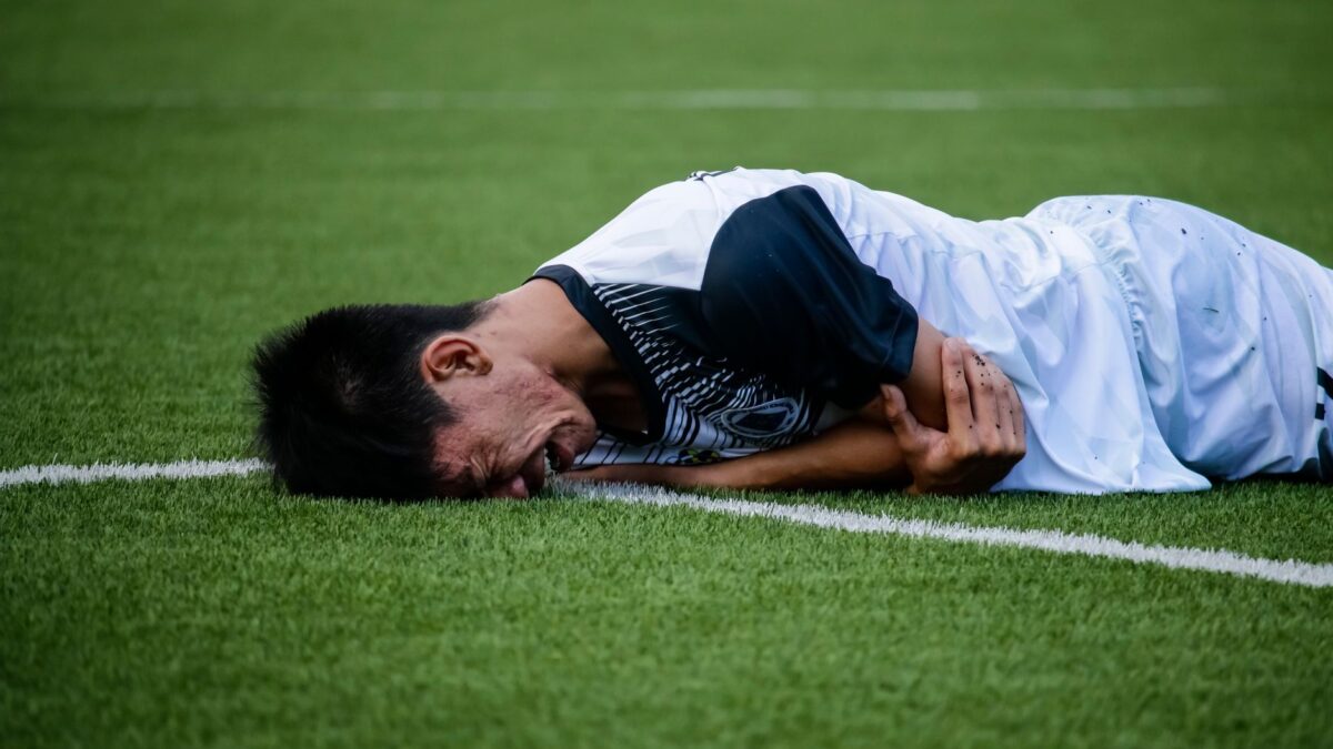 Matheus Henrique marca, sofre fratura no nariz e leva Cruzeiro às quartas da Copa do Brasil