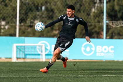 Abel Ferreira cobra rendimento e Vitor Roque busca espaço no Palmeiras