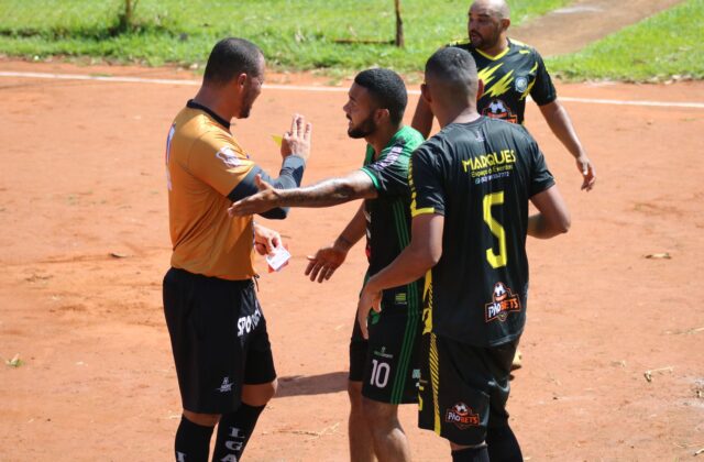 Garro leva terceiro amarelo e desfalca Corinthians contra o Coritiba no Brasileirão