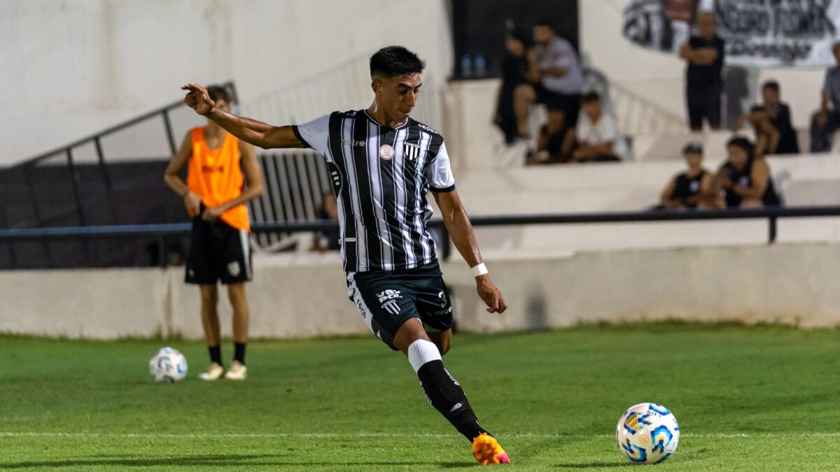 Pedro marca duas vezes e assume a artilharia isolada do Brasileirão 1 Pedro marca duas vezes e assume a artilharia isolada do Brasileirão
