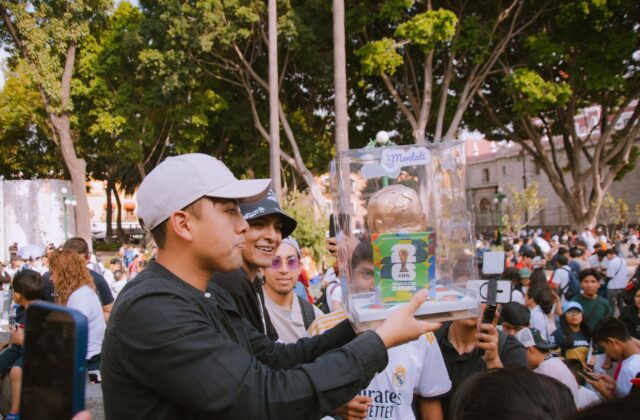 Abel Ferreira visita sede da Conmebol e ganha réplicas de troféus do Palmeiras 1 Abel Ferreira visita sede da Conmebol e ganha réplicas de troféus do Palmeiras