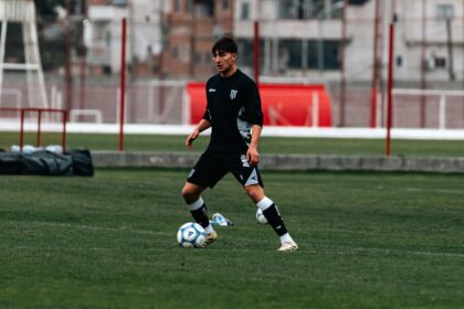 Diniz testa Maicon, ala do futsal, para reforçar o time principal do Corinthians