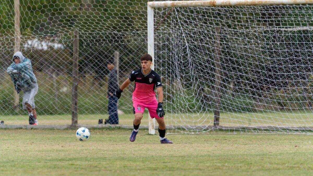 Zagueiro de 19 anos do sub-20 do Santos ganha espaço no time profissional