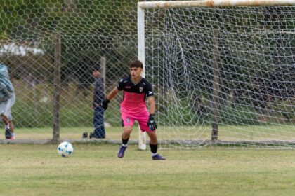 Zagueiro de 19 anos do sub-20 do Santos ganha espaço no time profissional