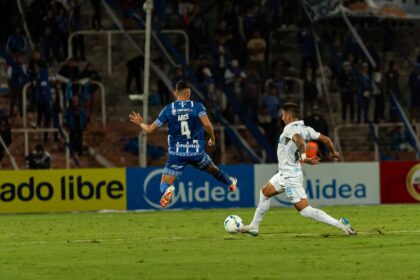 Com Memphis titular, Corinthians recebe Santos de Neymar pelo Brasileirão