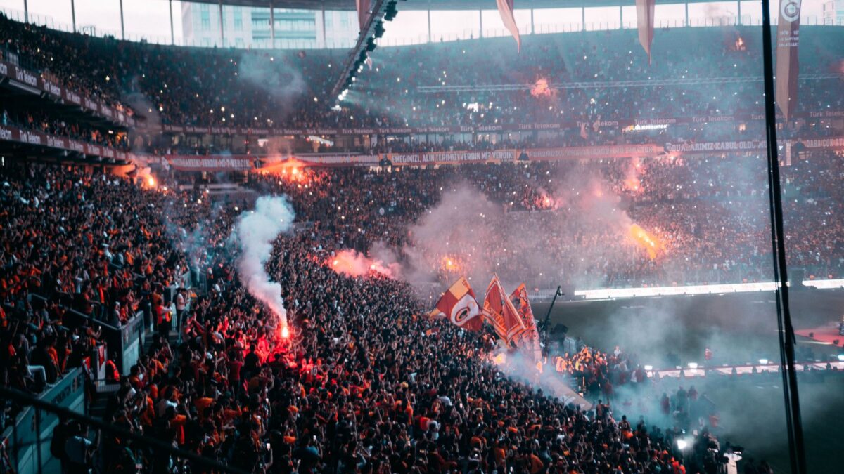 Sinalizadores da torcida do Atlético-MG causam princípio de tumulto no Morumbis 1 Sinalizadores da torcida do Atlético-MG causam princípio de tumulto no Morumbis