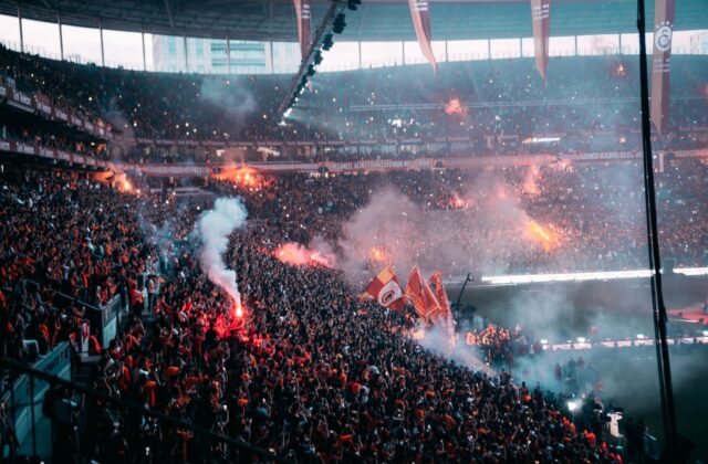 Sinalizadores da torcida do Atlético-MG causam princípio de tumulto no Morumbis 3 Sinalizadores da torcida do Atlético-MG causam princípio de tumulto no Morumbis