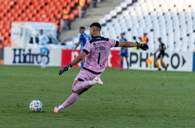 Weverton, goleiro do Grêmio, critica regra anticera após derrota para o Vitória
