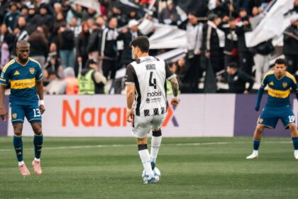 Fábio Santos completa 41 anos: relembre a carreira do lateral no Corinthians