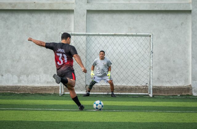 Depay perde pênalti no fim e Corinthians cai da Libertadores para o Estudiantes